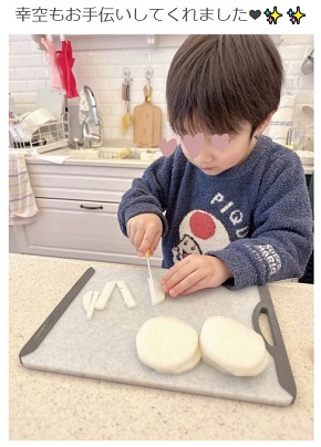 食材をカットする辻希美の三男