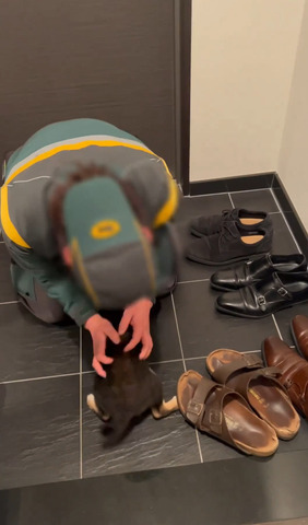 お兄さんの足元でワンコのお尻