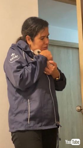 抱っこされる子犬