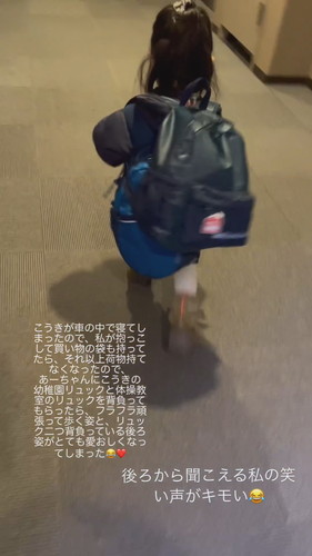 リュックサックを持ってくれるあーちゃん