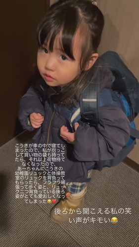 リュックサックを持ってくれるあーちゃん