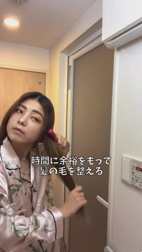 髪を整えるママ