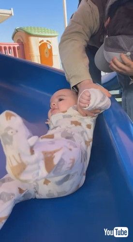 滑り台にのる赤ちゃん