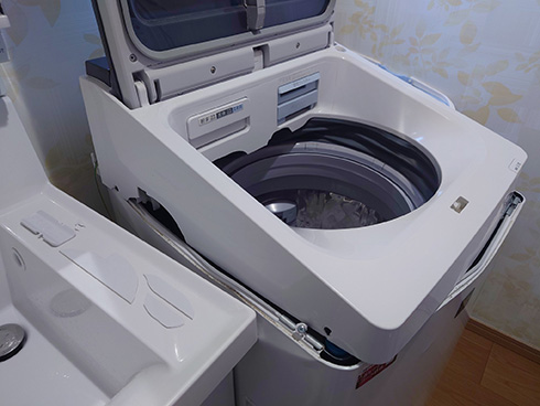 防水シーツを洗濯機で洗う → 爆発　洗面台が破損し洗濯機は買い替えになるほどの失敗に、専門家に聞いてみた