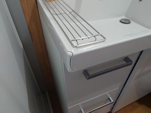 防水シーツを洗濯機で洗う → 爆発　洗面台が破損し洗濯機は買い替えになるほどの失敗に、専門家に聞いてみた