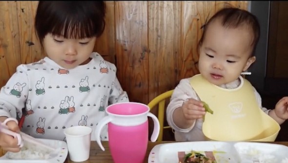 嫌いな食べ物をこっそり姉のお皿に移す赤ちゃん