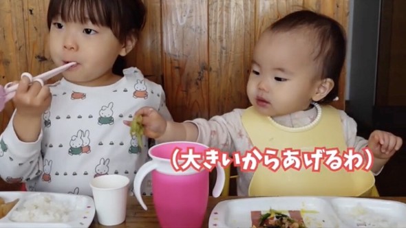 嫌いな食べ物をこっそり姉のお皿に移す赤ちゃん