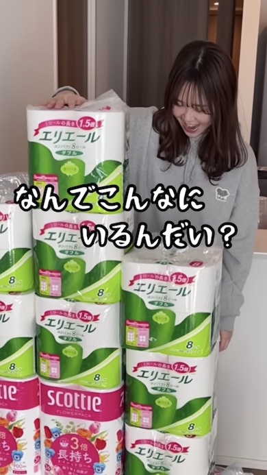 トイレットペーパーに話し掛けるかほさんの写真