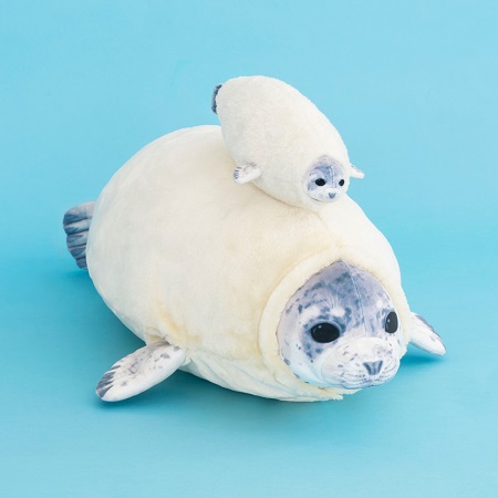 エビフライアザラシのクッションと小さいサイズとの比較