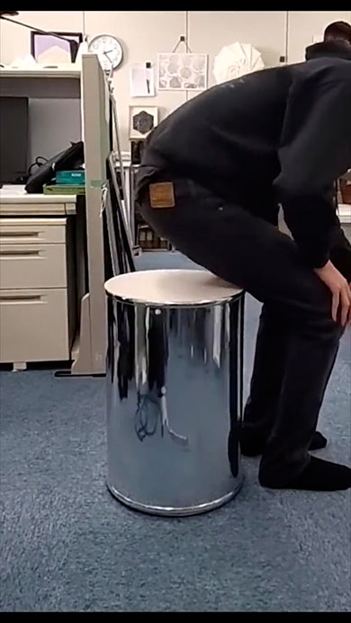 多面体椅子・立ち上がるところ