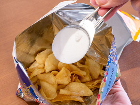 堅あげポテトにすしのこを入れるところ