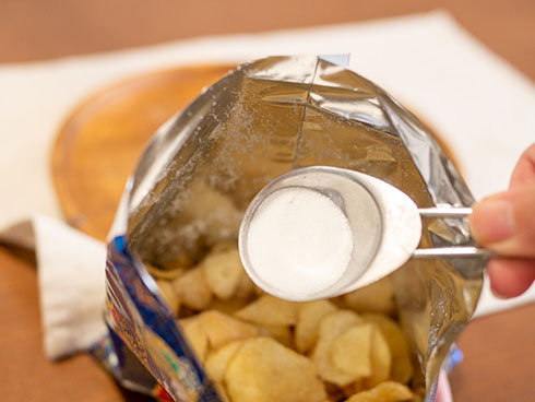 堅あげポテトにすしのこを再度入れるところ