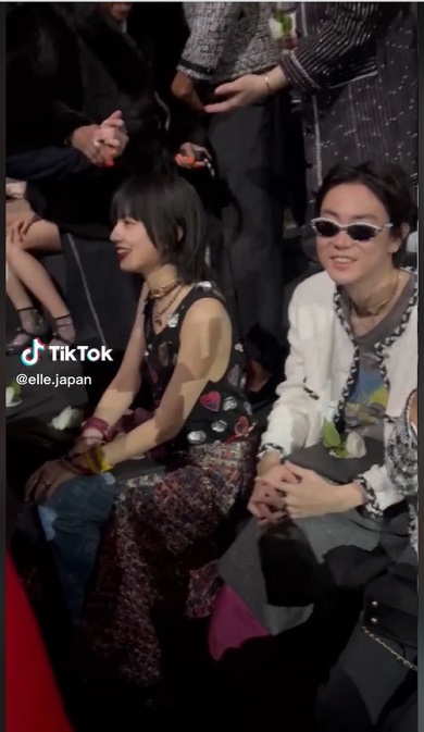 指輪が光る小松菜奈と菅田将暉