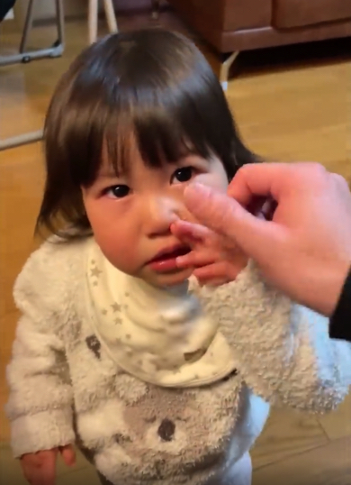 忙しいパパに絶対に抱っこさせる1歳児