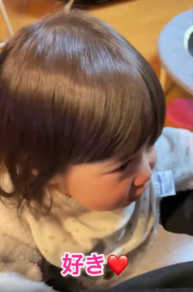 忙しいパパに絶対に抱っこさせる1歳児