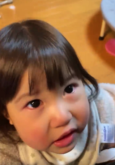 忙しいパパに絶対に抱っこさせる1歳児