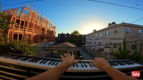 住宅街に響く車の防犯アラーム→キーボードでまさかのセッション　即興の演奏が感動するほどお見事