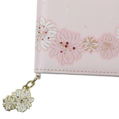 ブランドを象徴するフラワーモチーフのチャーム付き