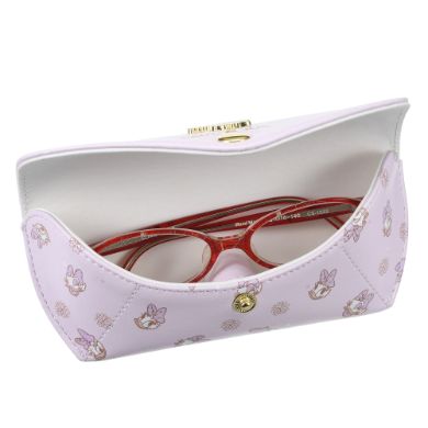 やわらかな色味のレザー風生地で仕上げた上質なデザイン