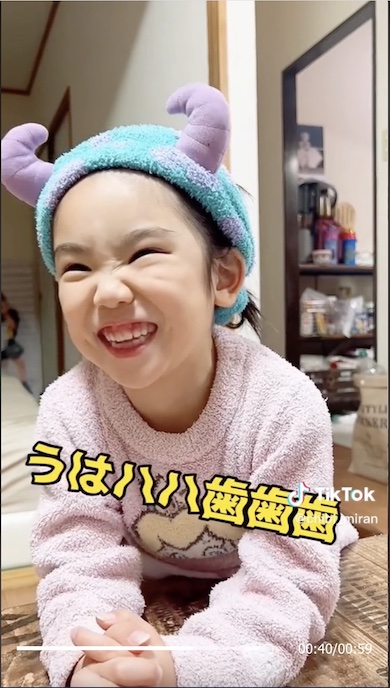 嘘がバレて笑う娘の写真