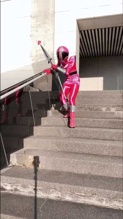 戦隊 コスプレ ヒーロー 視界 悪すぎて 弱そう おばあちゃん 歩き方