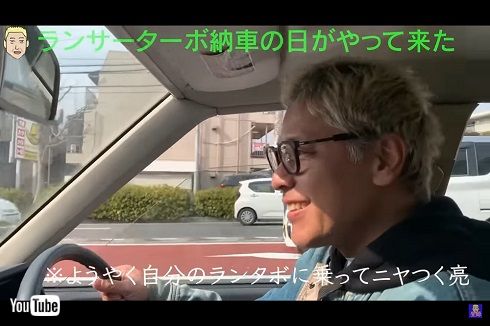 新車の説明を受ける田村亮