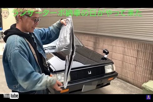 新車にカバーをかける田村亮