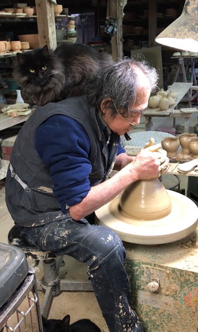 おじいさんの肩で香箱座り