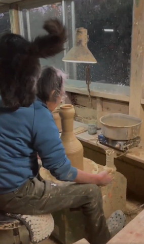 おじいさんの肩に乗る猫のお尻