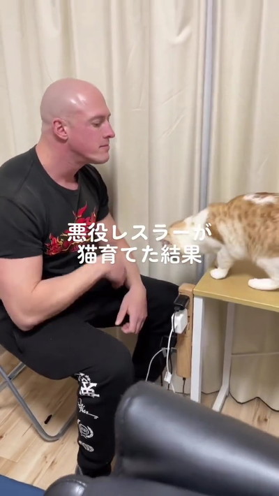 おいでと言うレスラー