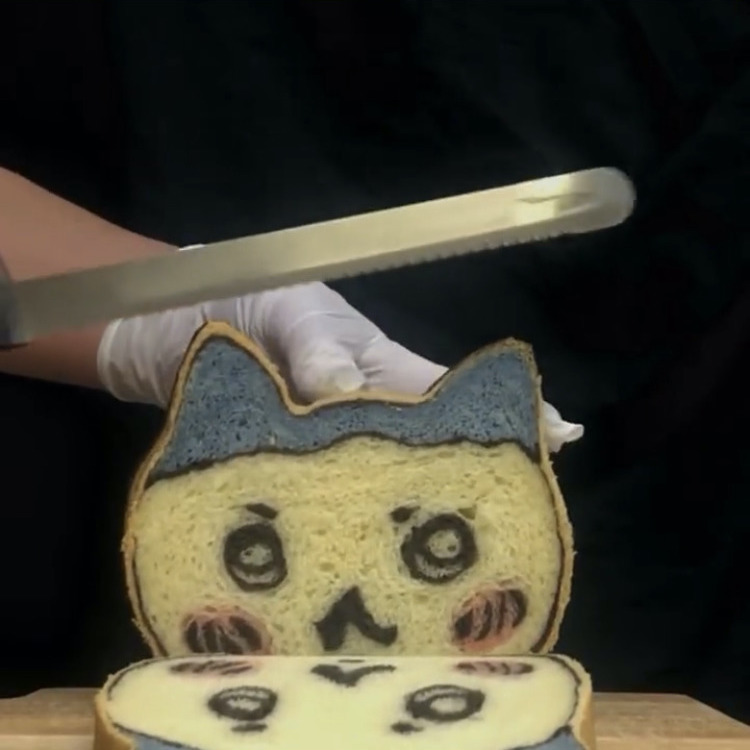 パンを切ると『ちいかわ』のハチワレが登場!?　ユニークなパンの動画に「かわいい」「食べられないｗ」の声