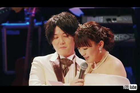 結婚式で両親への感謝の手紙を読み上げる沙羅