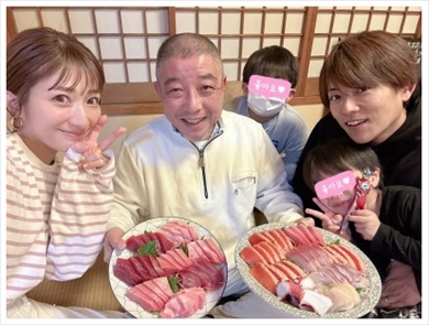 父親の誕生日をお祝いする辻希美と家族たち