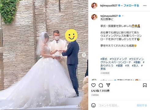 結婚式で夫に指輪をはめてもらっている手島優