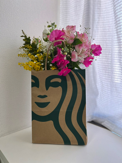 スターバックスの紙袋に花束を飾った様子