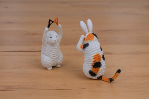 耳を交換するうさぎと猫