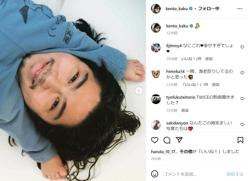 子どもの股をくぐる賀来賢人