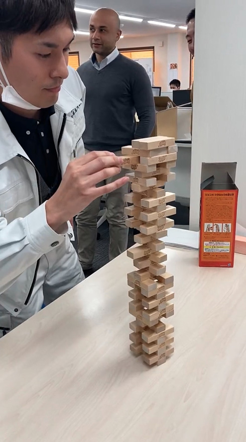 社員が一丸となってパーフェクトジェンガを達成　一つ残らず積み上げた様子に「初めてみた」と驚く人が多数