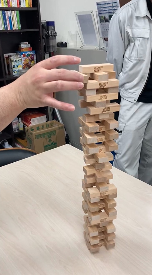 社員が一丸となってパーフェクトジェンガを達成　一つ残らず積み上げた様子に「初めてみた」と驚く人が多数