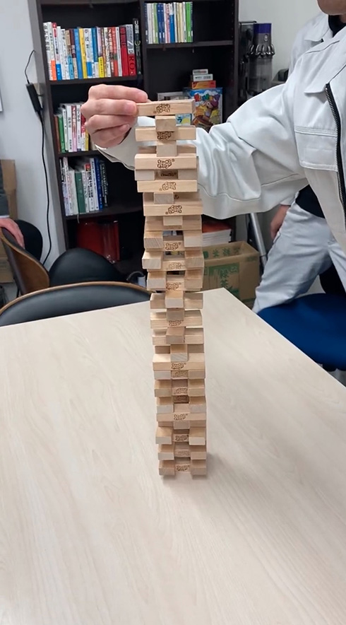 社員が一丸となってパーフェクトジェンガを達成　一つ残らず積み上げた様子に「初めてみた」と驚く人が多数