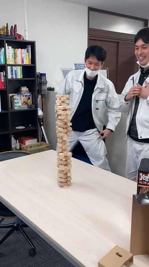 社員が一丸となってパーフェクトジェンガを達成　一つ残らず積み上げた様子に「初めてみた」と驚く人が多数