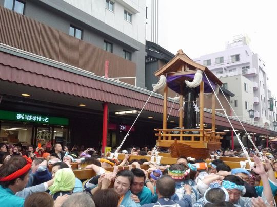 巨大な男性器をかたどった神輿を担ぐ奇祭「かなまら祭」で知られる、若宮八幡宮・金山神社（神奈川県川崎市）は、ネット上で公式マスコットキャラクター扱いされている着ぐるみ「ガチャチン」について、「一切公認した事実はございません」とTwitterであらためて立場を表明