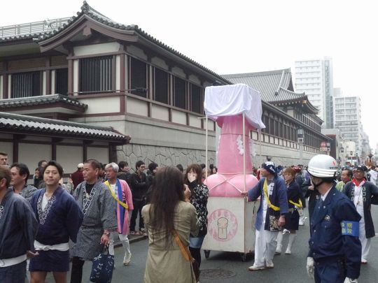 巨大な男性器をかたどった神輿を担ぐ奇祭「かなまら祭」で知られる、若宮八幡宮・金山神社（神奈川県川崎市）は、ネット上で公式マスコットキャラクター扱いされている着ぐるみ「ガチャチン」について、「一切公認した事実はございません」とTwitterであらためて立場を表明