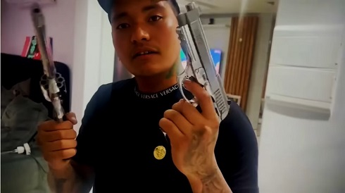 “銃”を掲げるSATORU