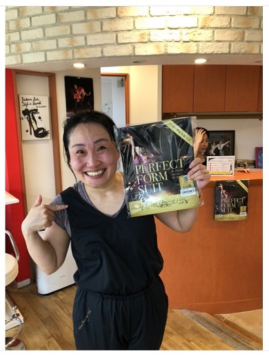 ダンスで使うサウナスーツのSサイズが着られたことを喜ぶキンタロー。