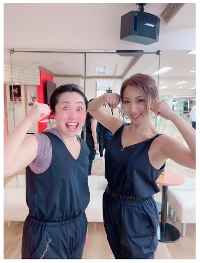 Sサイズのサウナスーツを着てダンスしたキンタロー。