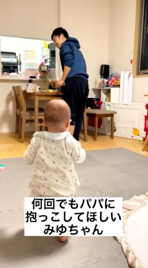 何回でもパパに抱っこしてほしい1歳娘の画像