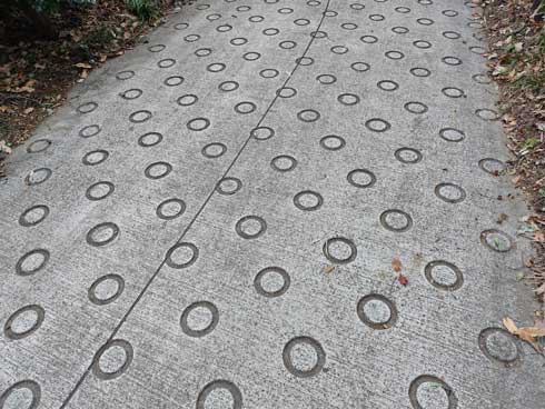 道路 リング 輪っか 模様 坂道 真空コンクリート 舗装