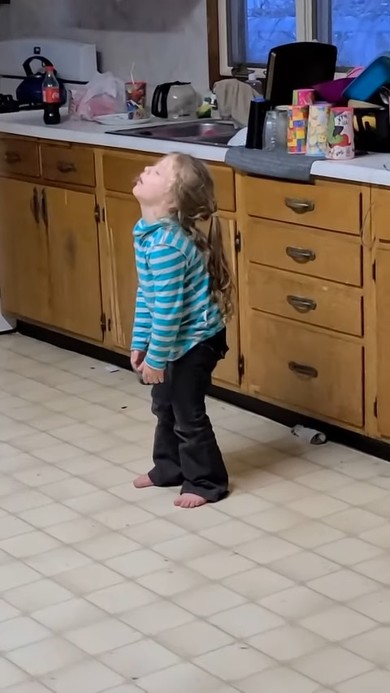 立ったまま寝る女の子