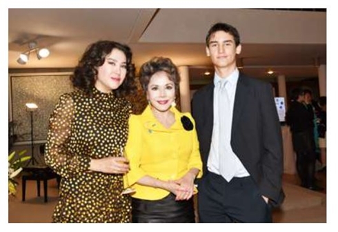 デヴィ夫人と孫